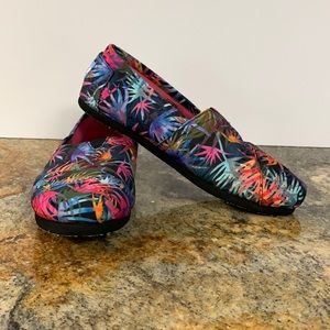 Toms Woman’s tropical pattern canvas slip on shoes.😍.